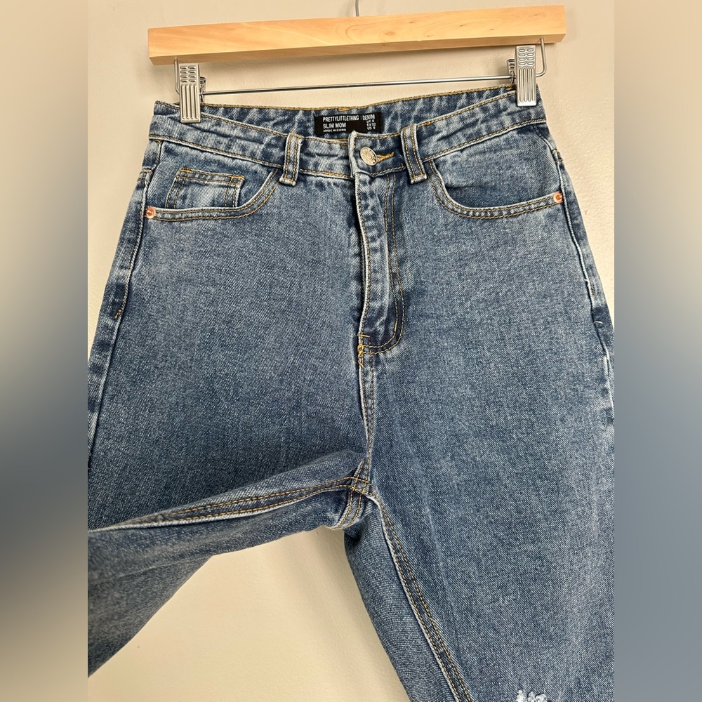 PrettyLittleThing Raw Hem Knee Rip Slim Fit Mom Jeans size US 0 - Picture 3 of 9